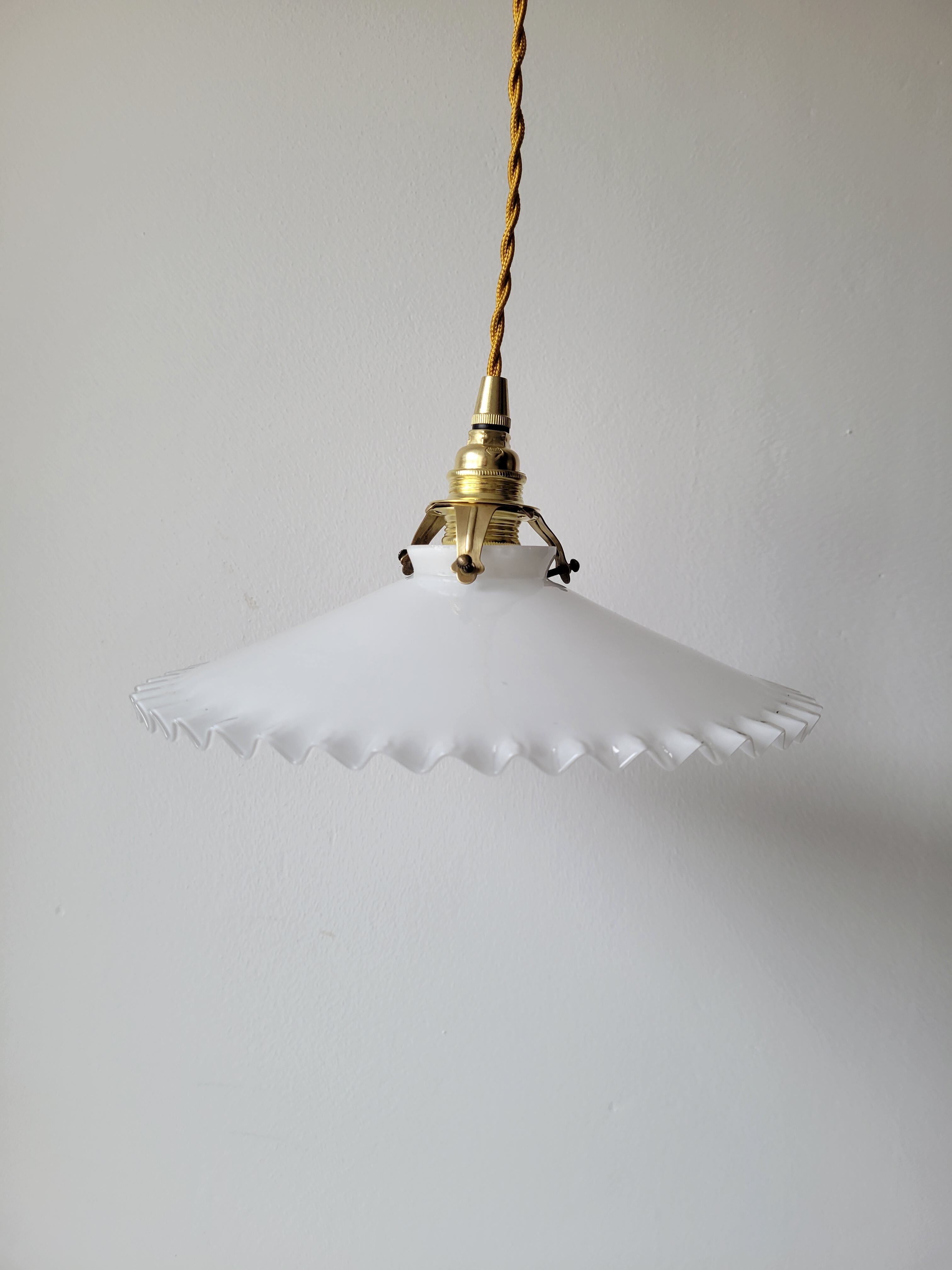 Serrated opaline suspension