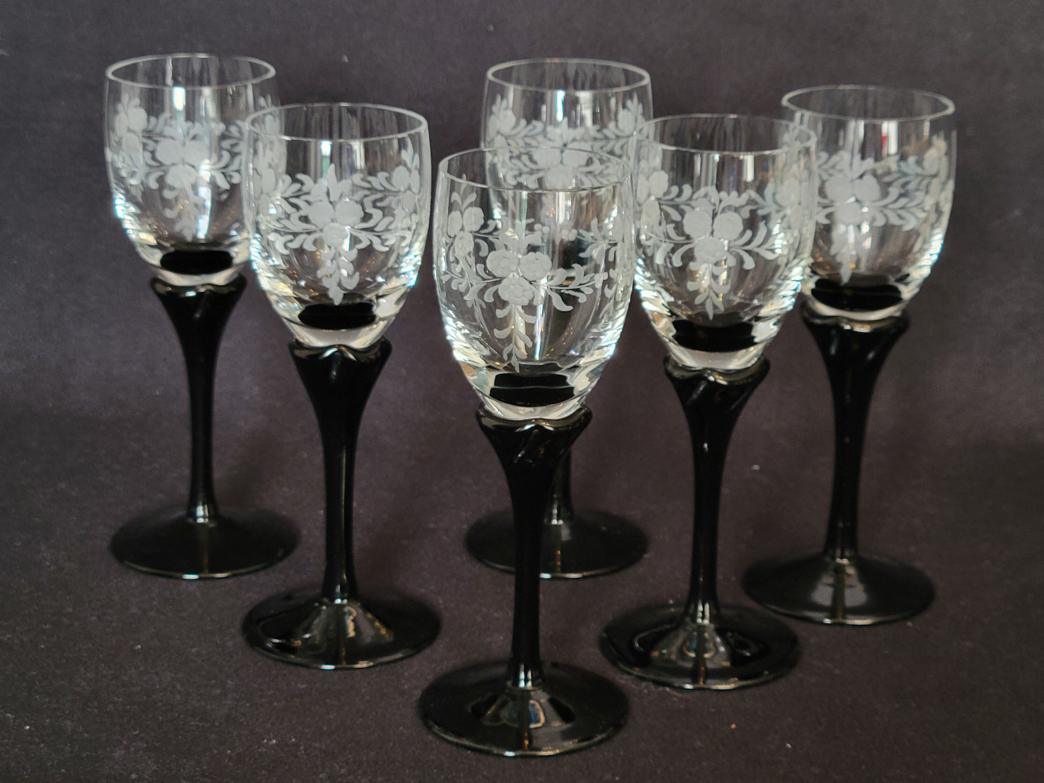 Set of 6 two-tone liqueur glasses with engraved glass foot