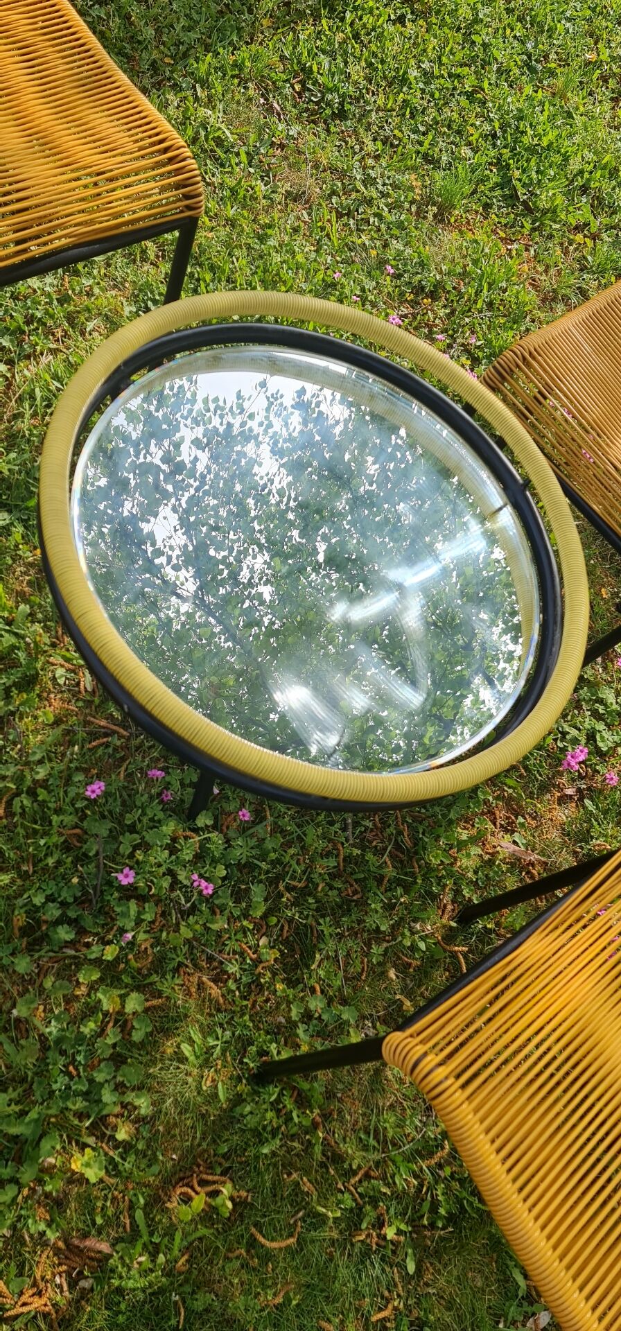 Salon de jardin comprenant table basse ronde en scoubidou et 4 tabourets assortis