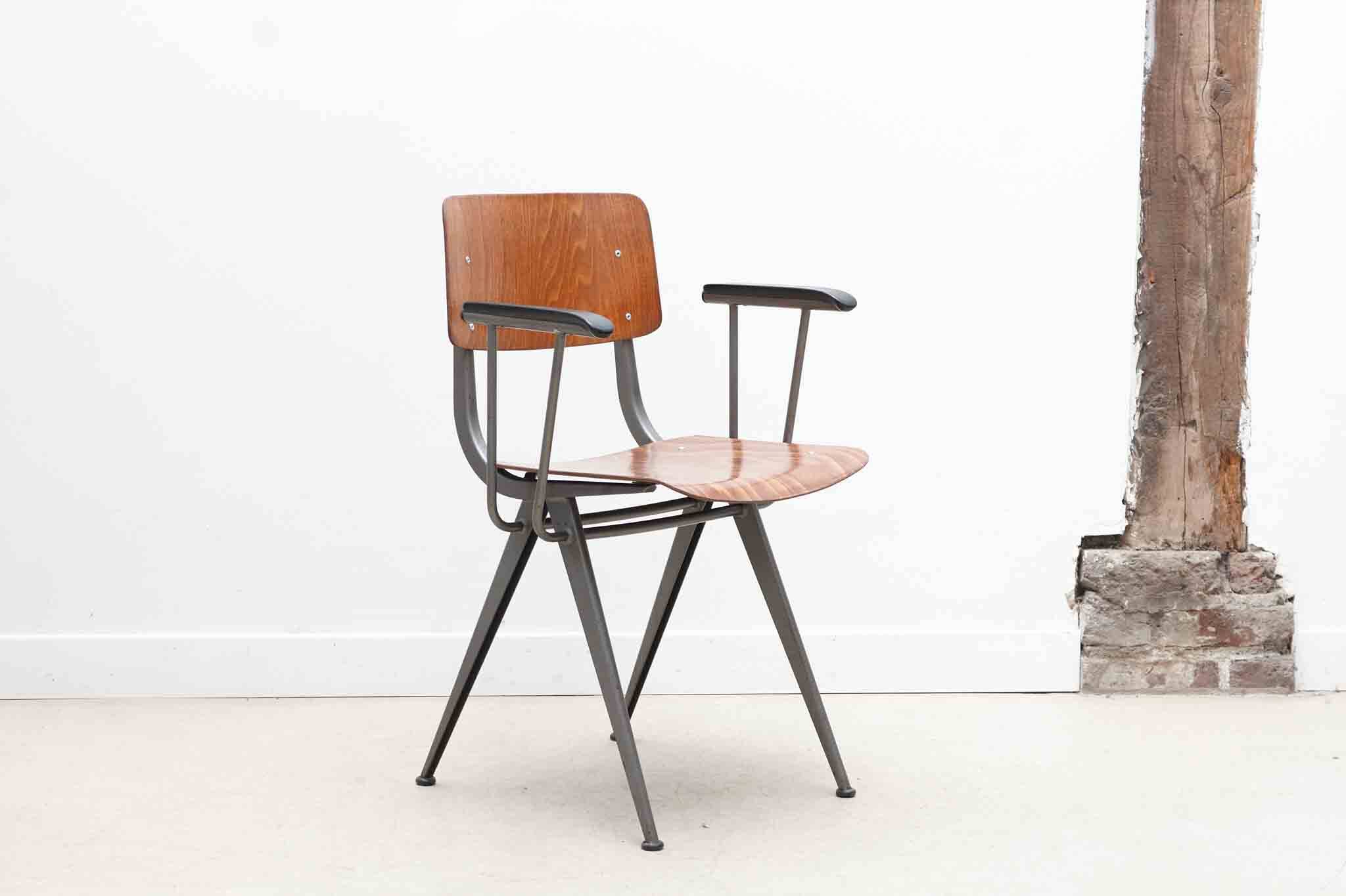 Friso style chair with oak and metal armrests