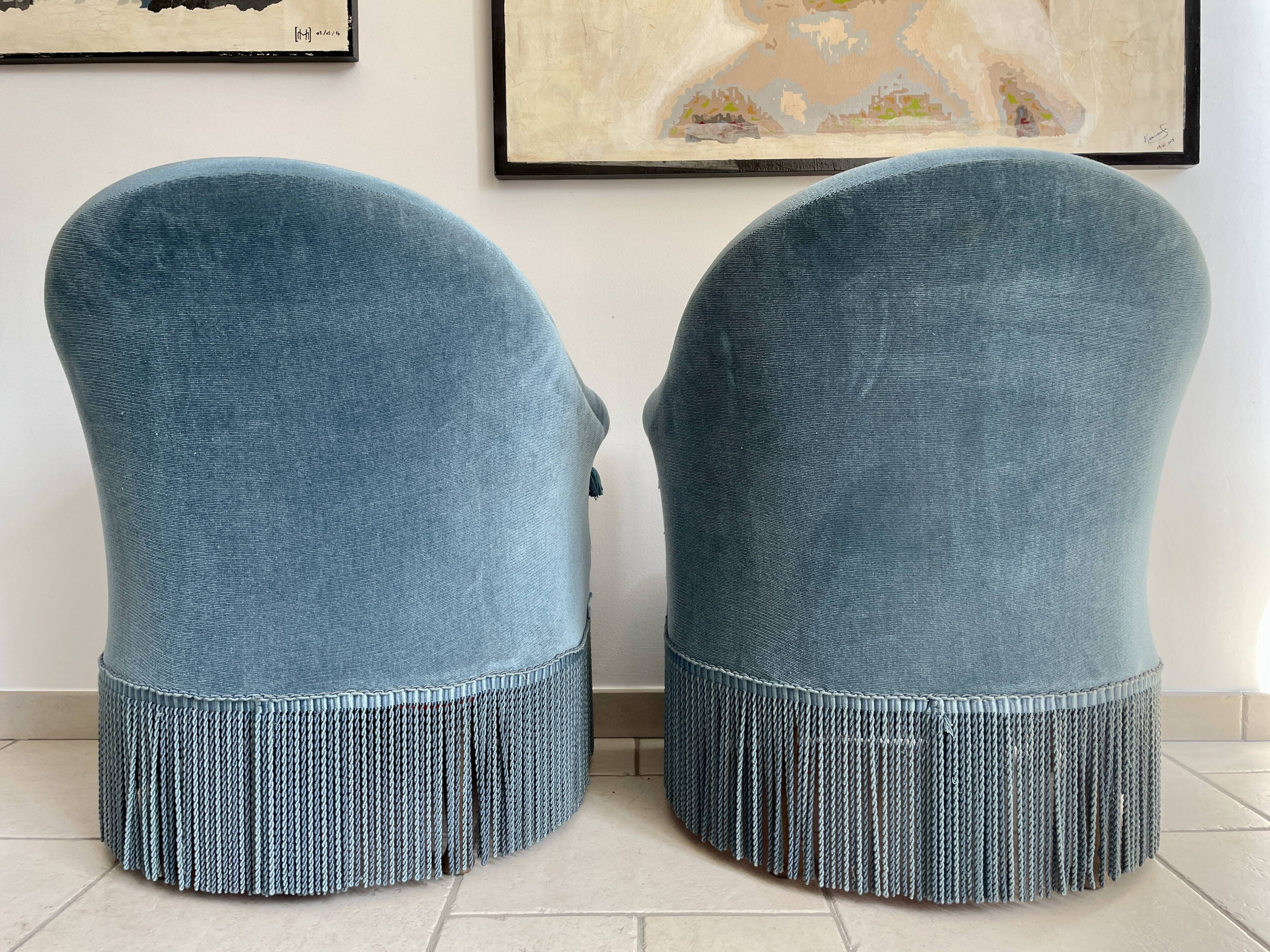 Paire de fauteuils crapauds en velours bleus
