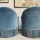 Paire de fauteuils crapauds en velours bleus