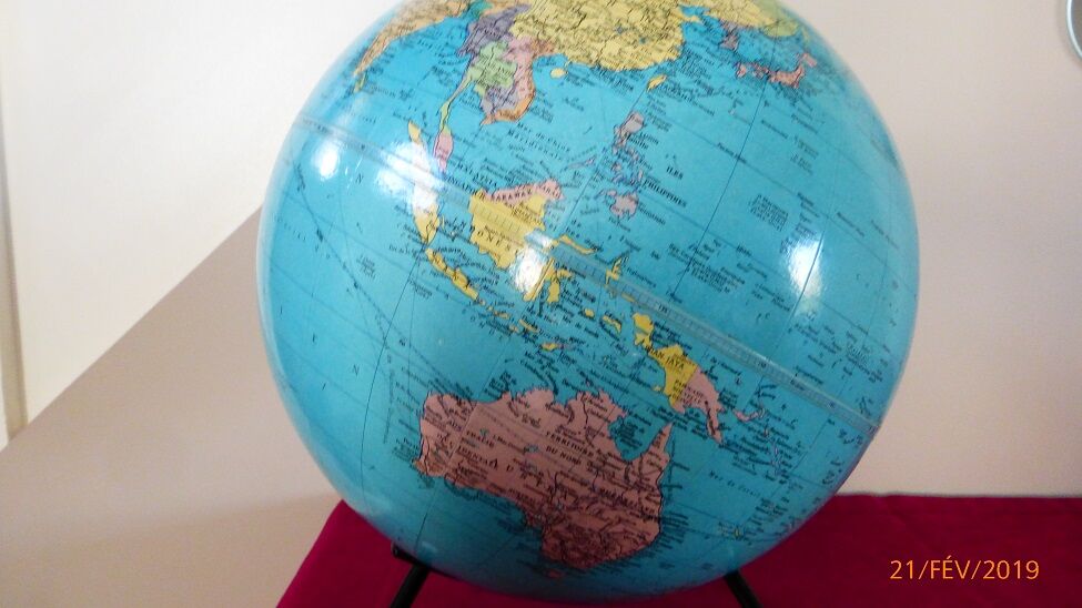 Globe terrrestre tripode taride 1974