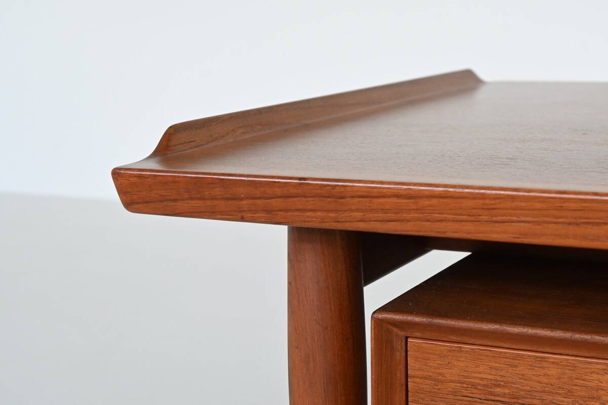 Arne Vodder writing desk model 207 in teak Sibast Denmark 1960