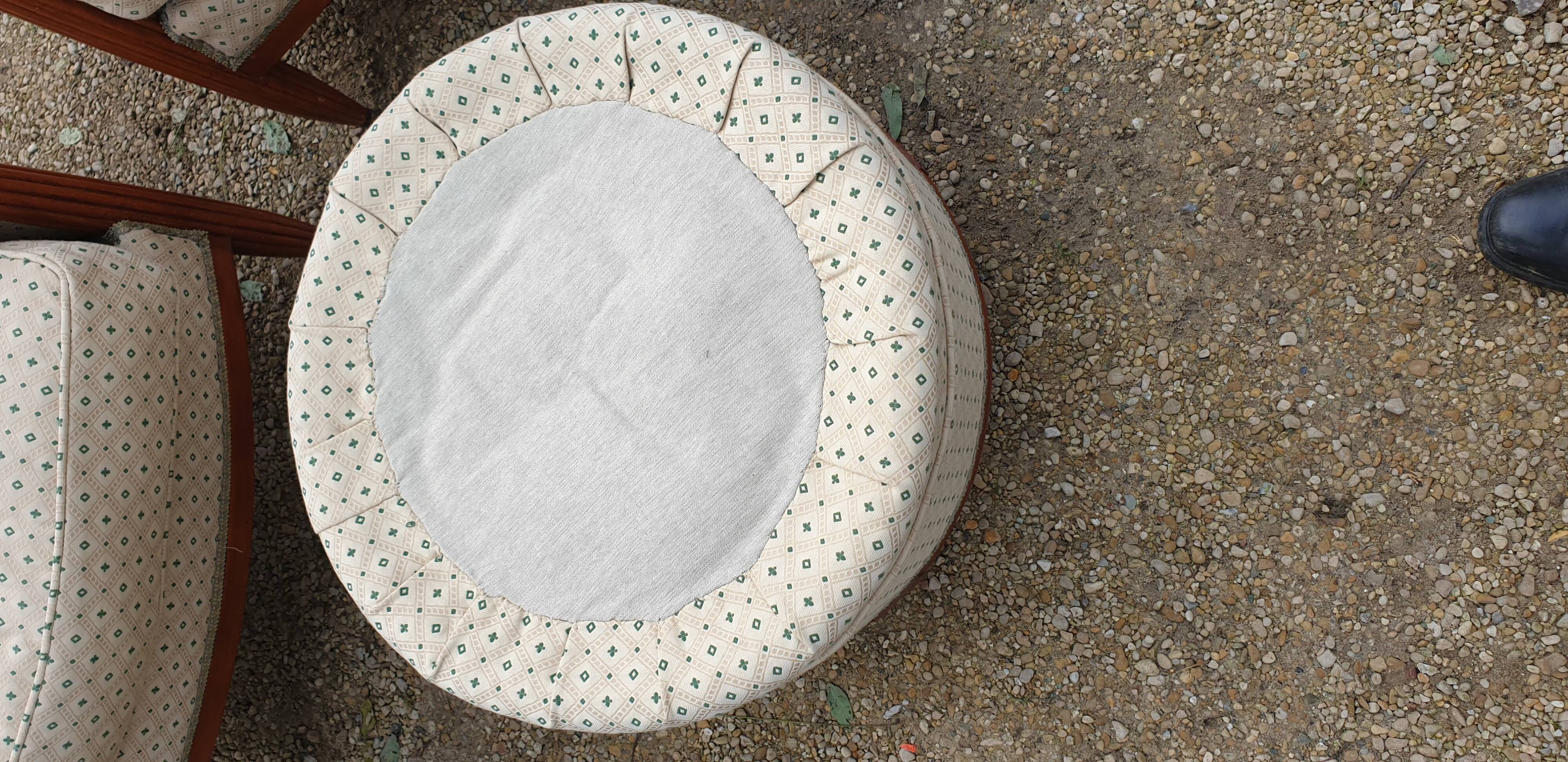 Paire de fauteuils et pouf Louis XVI