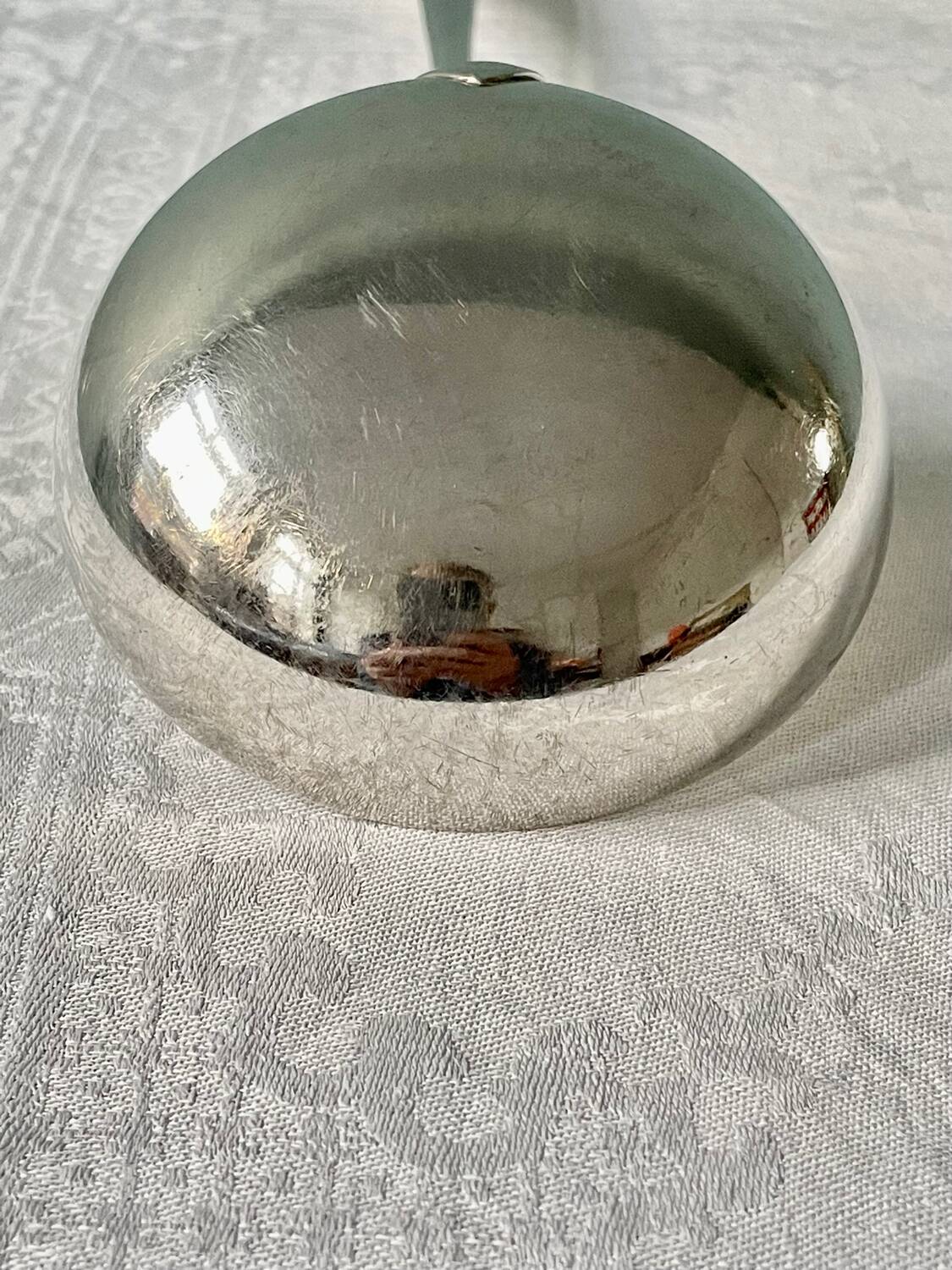 Grande louche ancienne en métal argenté, modèle baguette médaillon
