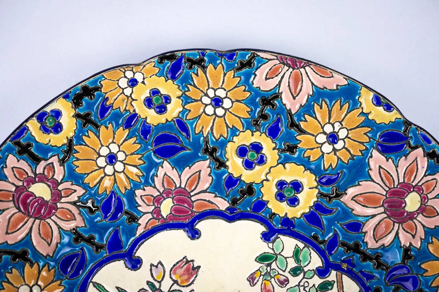 Assiette Longwy 1930 – Émaux à décor d’oiseaux et fleurs oranges