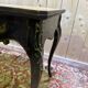 Table console de style Louis XV en bois noirci.