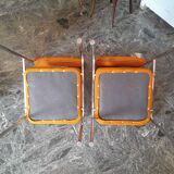 chaises oranges vintages