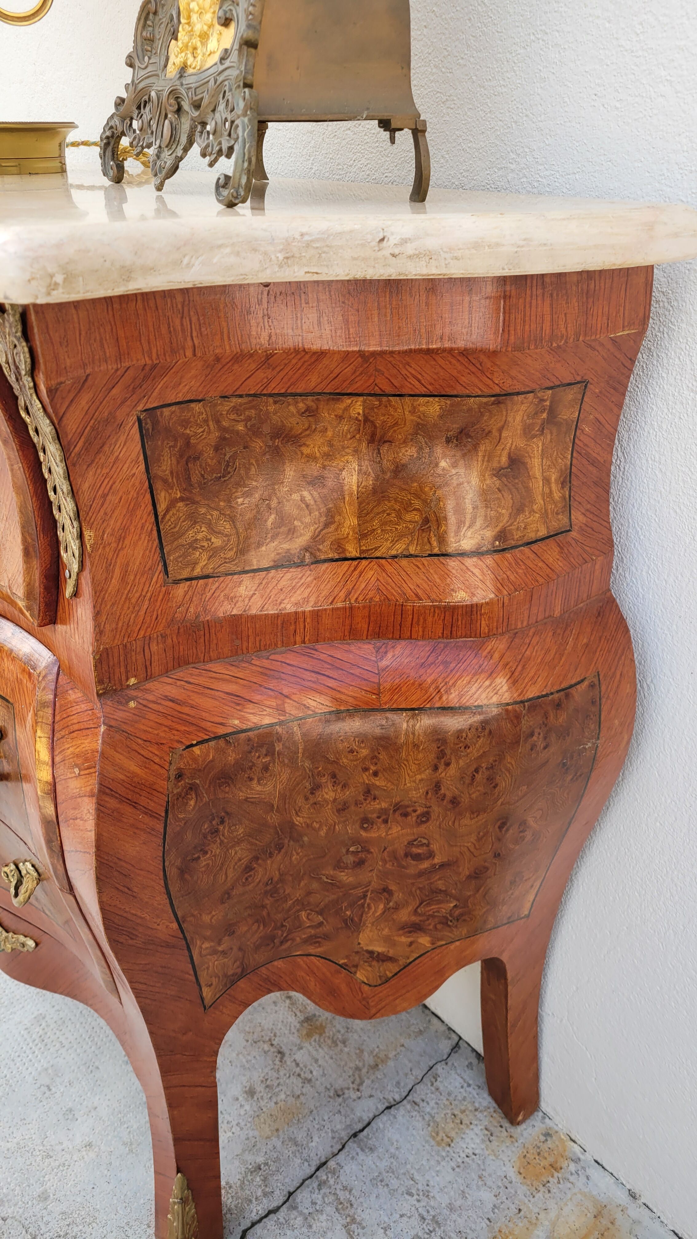 Louis XV style curved chest of drawers in marquetry