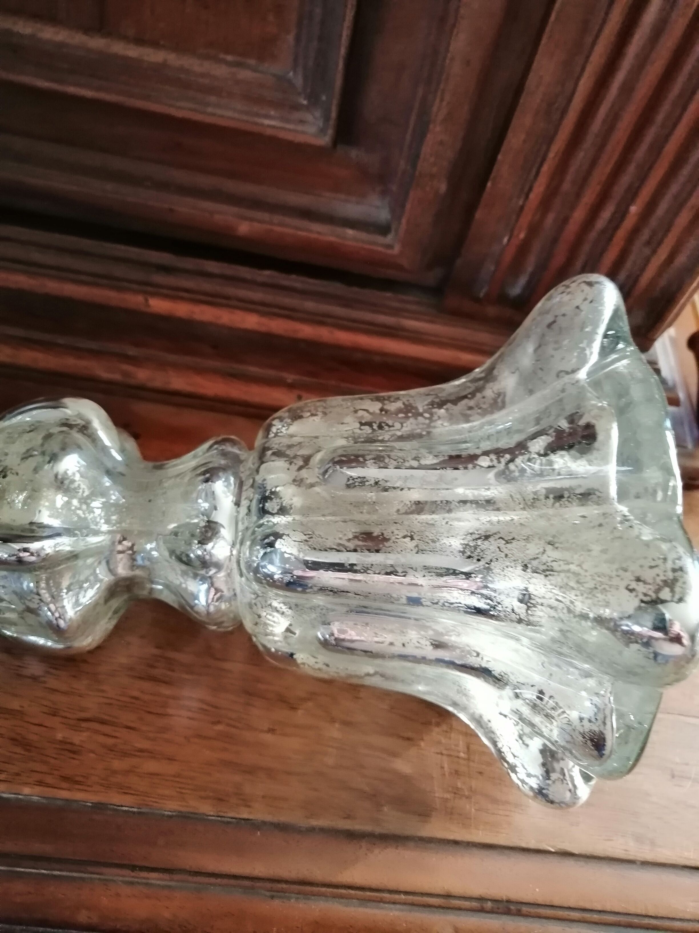 Paire de bougeoirs en verre mercurisé