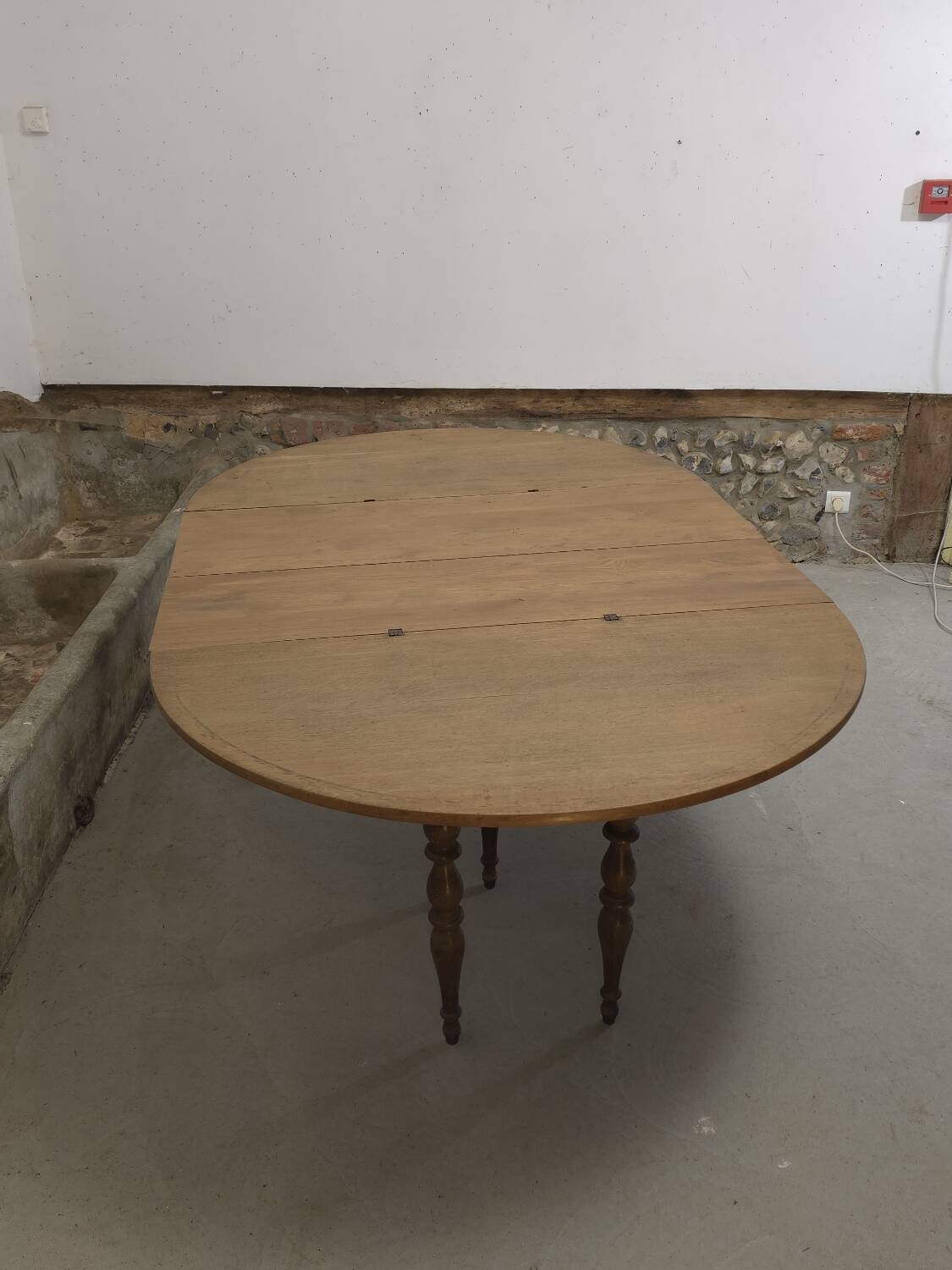 Extendable half-moon round oak table for 2 to 8 people