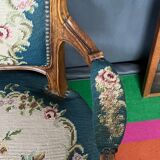 Paire de fauteuils brodés à la main. Noyer.