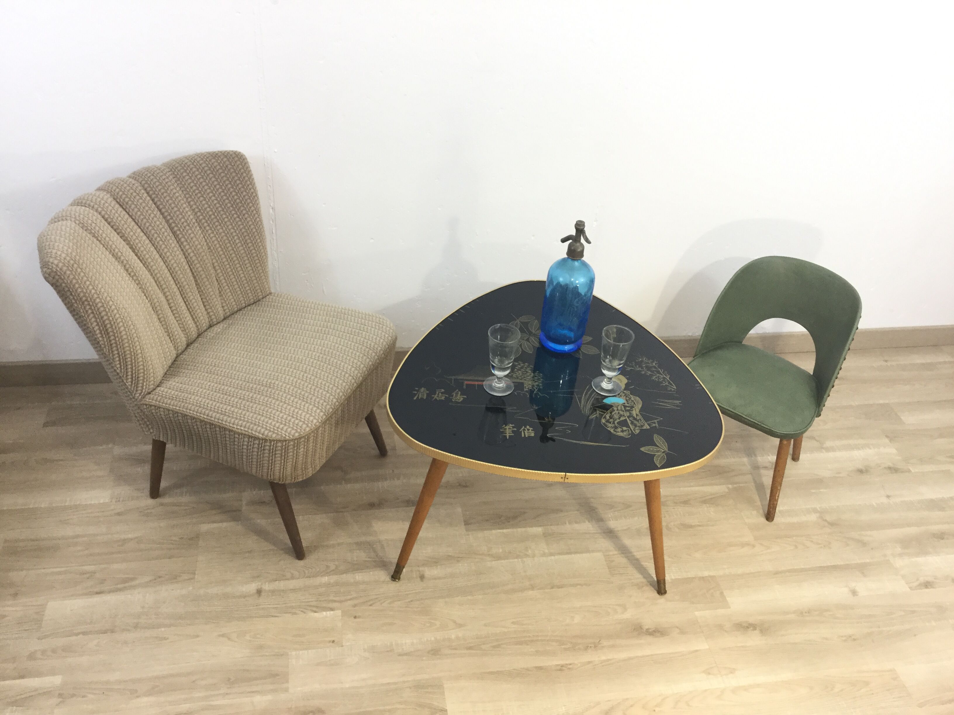 Tripod table presentation