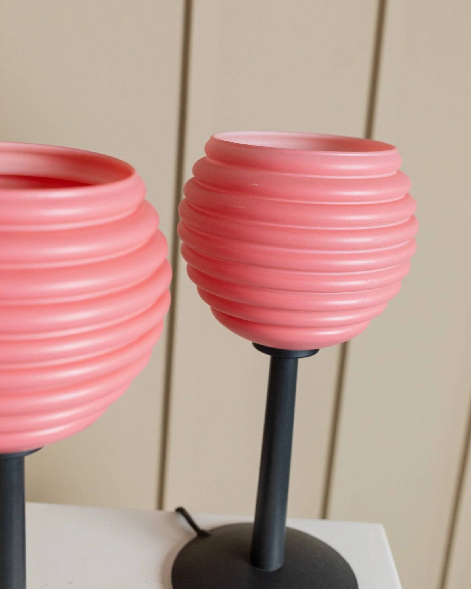 Lot de 2 lampes de table en verre rose - Lampes de chevet vintage avec abat-jour en verre cannelé - Design Space Age Italie - Années 1980