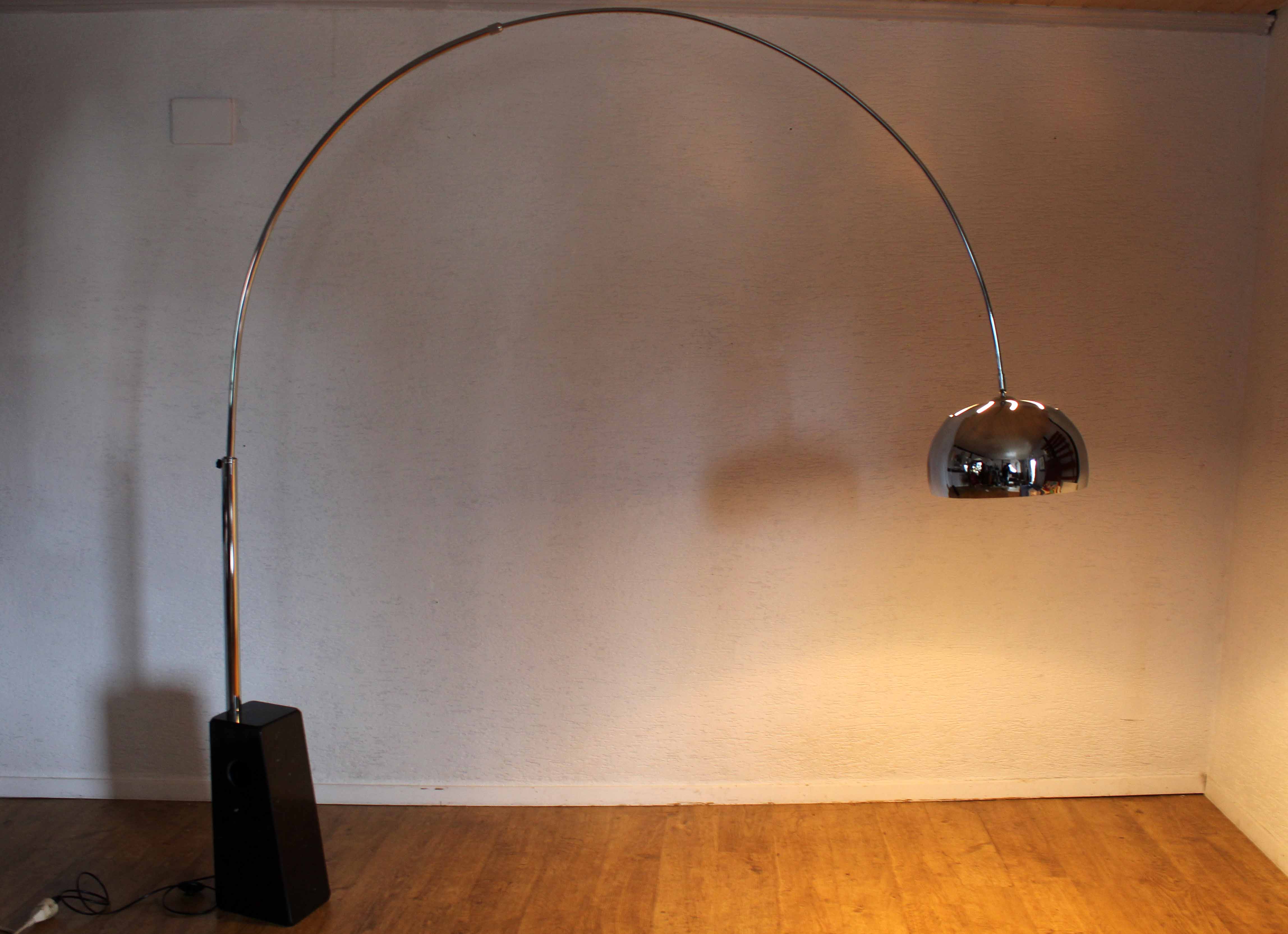 Lampadaire arqué Paul Neuhaus