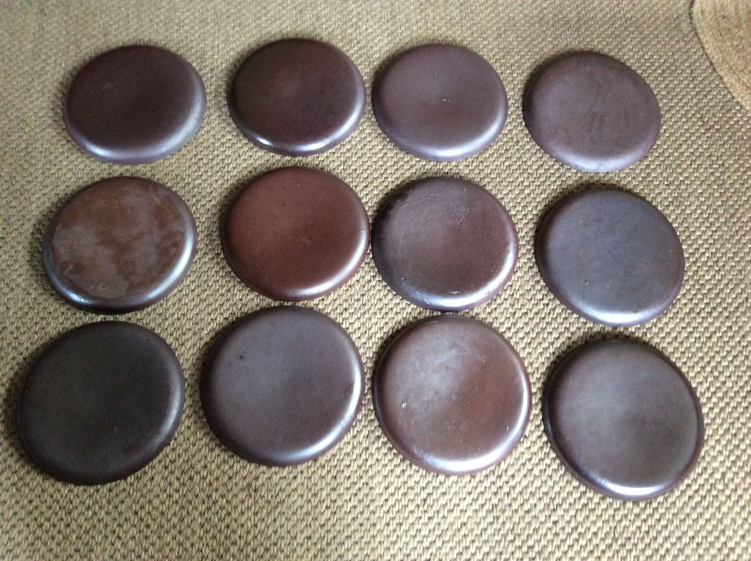 Série de 12 assiettes plates en grès