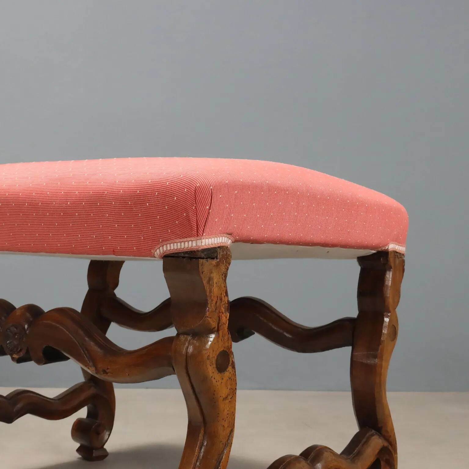 Paire de tabourets baroques anciens en noyer sculpté et tissu, Italie, XVIIIe siècle