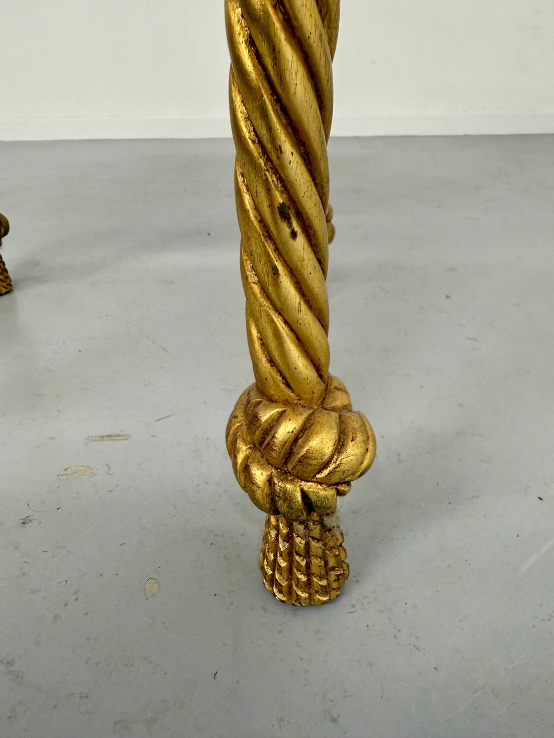 Antique 60s Hollywood Regency gilded and twisted wood table, pedestal table