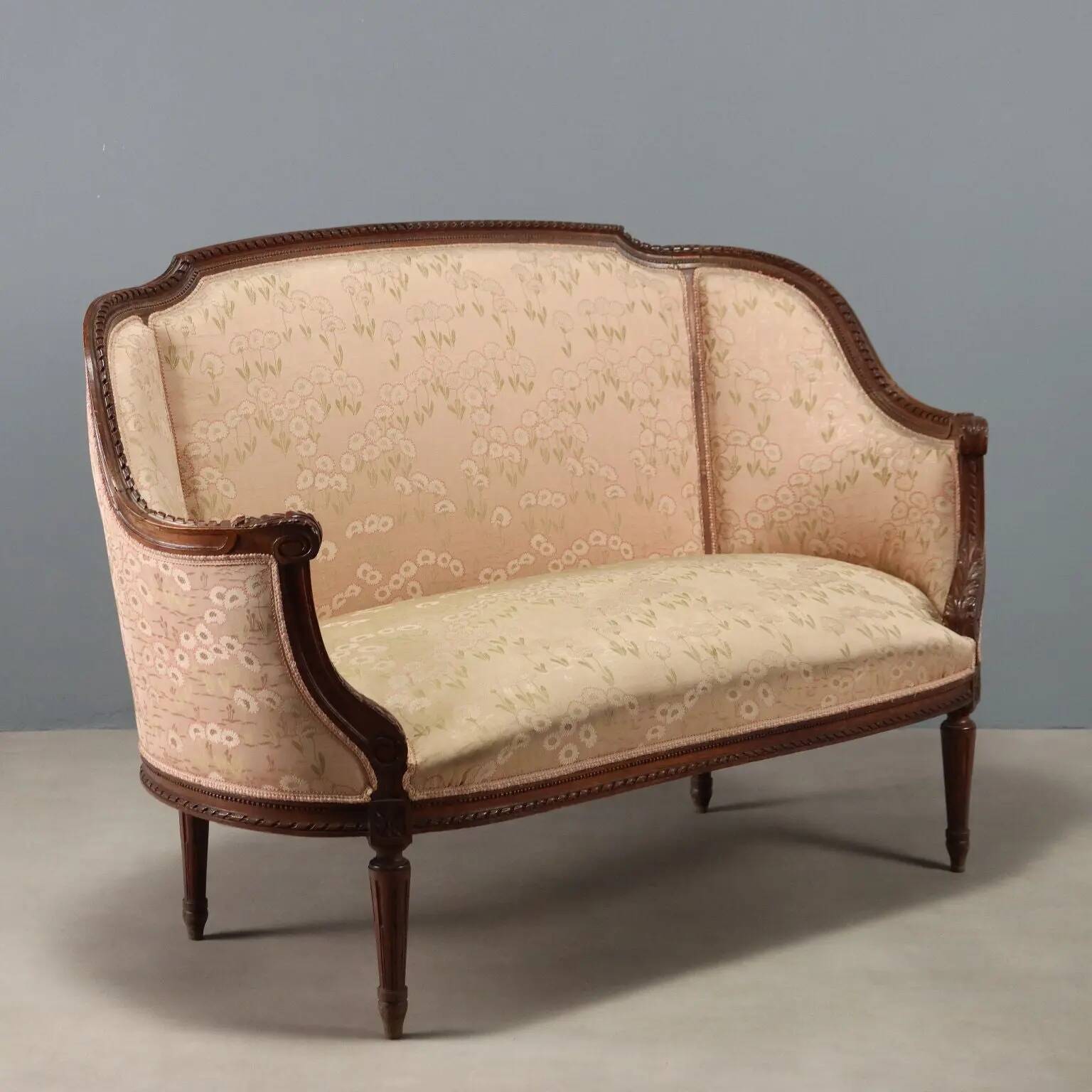 Antique neoclassical canapé in carved walnut from the 19th century.
