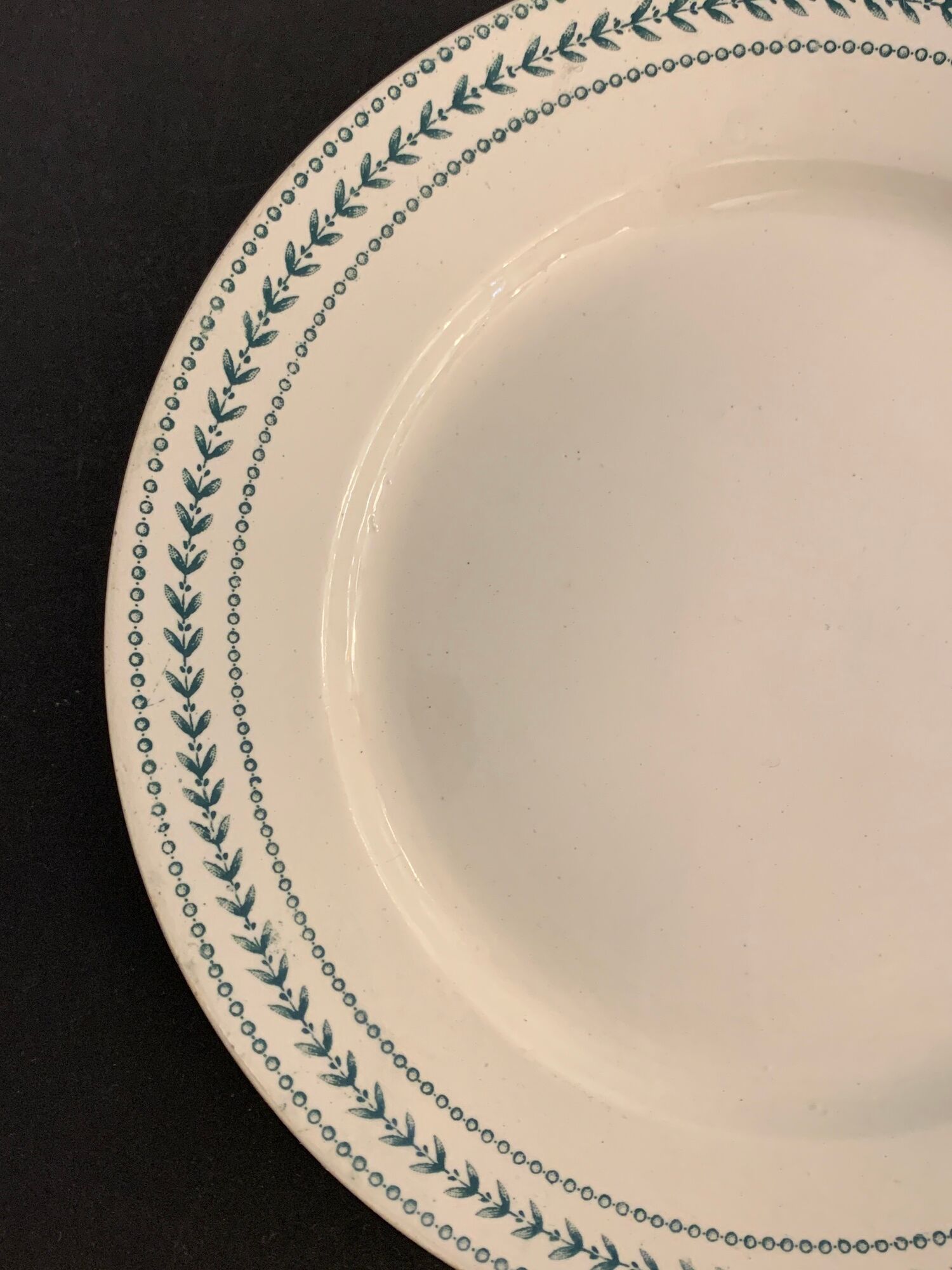 8 flat plates in opaque porcelain from Gien Terre de Fer, model Lauriers, XXth