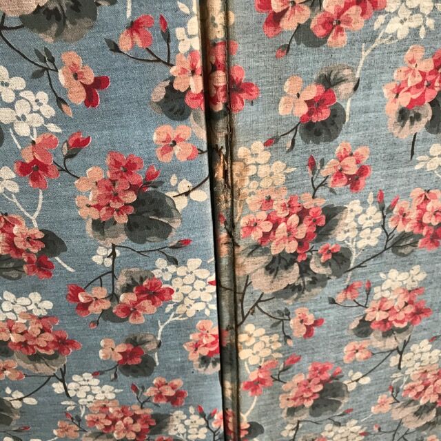 Screen old wood and flowery fabric