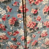 Screen old wood and flowery fabric