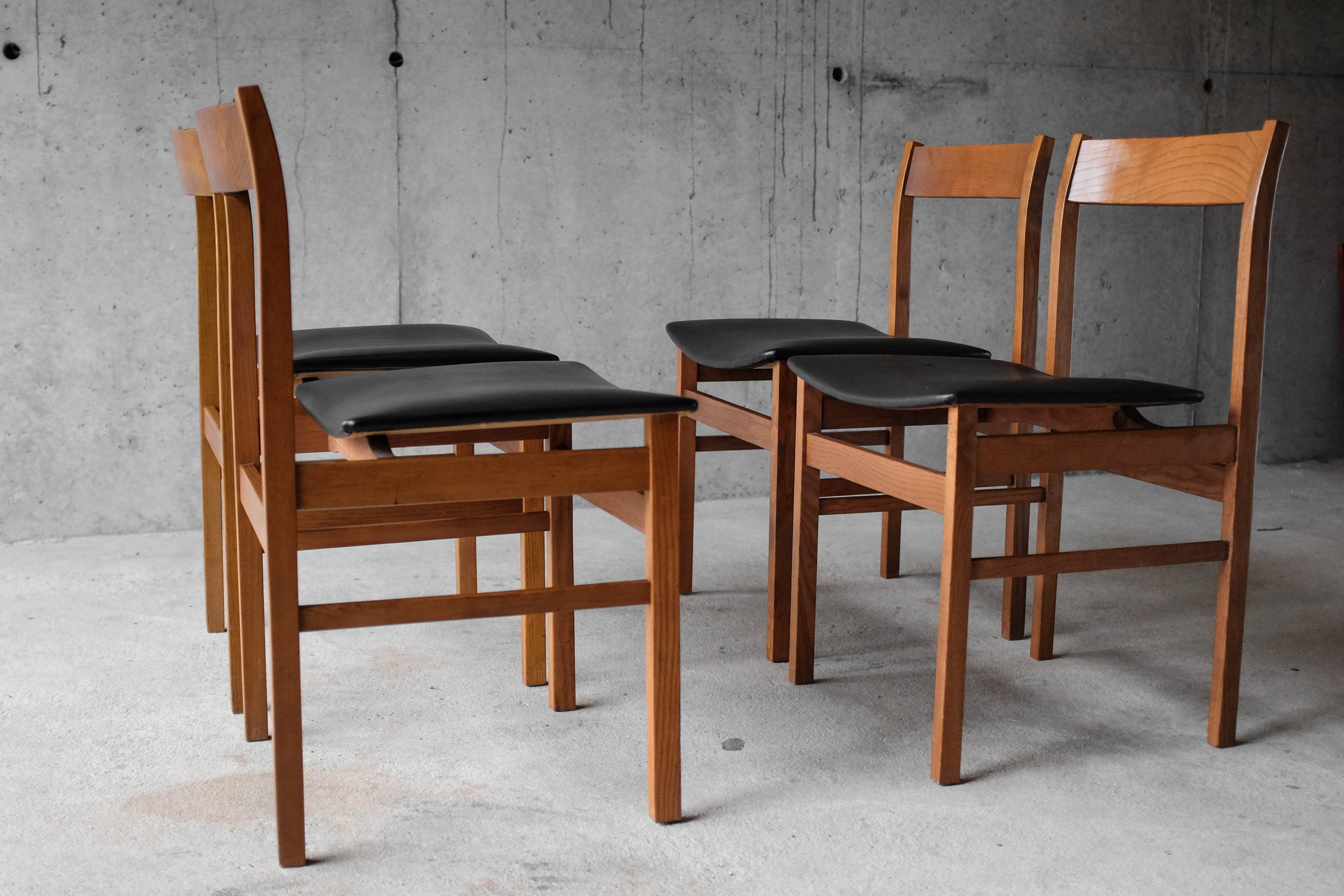 Table and 4 chairs 60