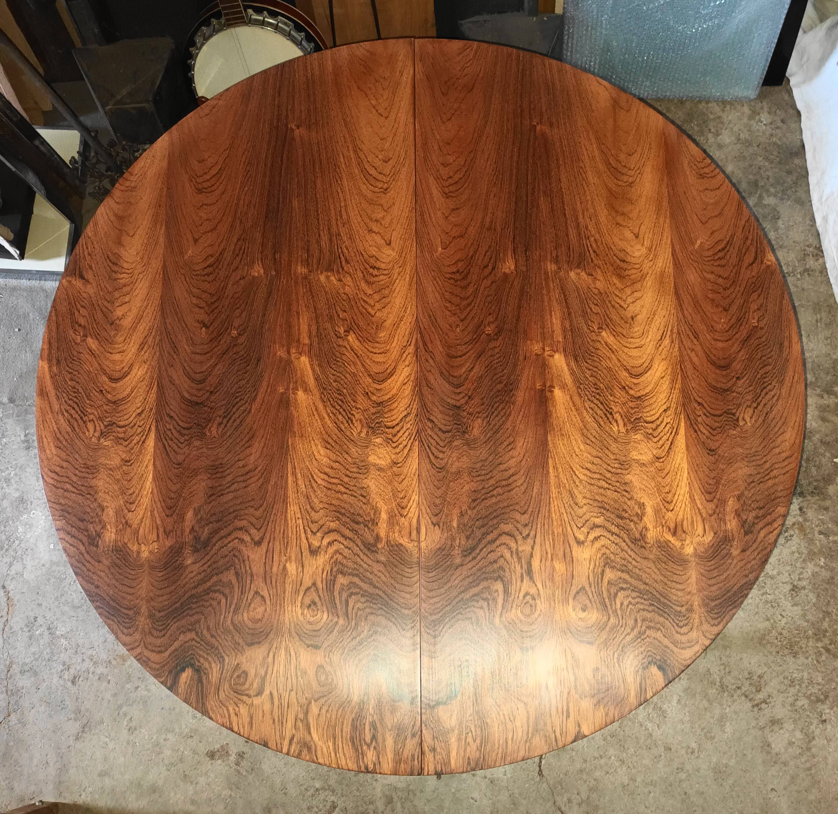 Round rosewood table with extension from the 70s