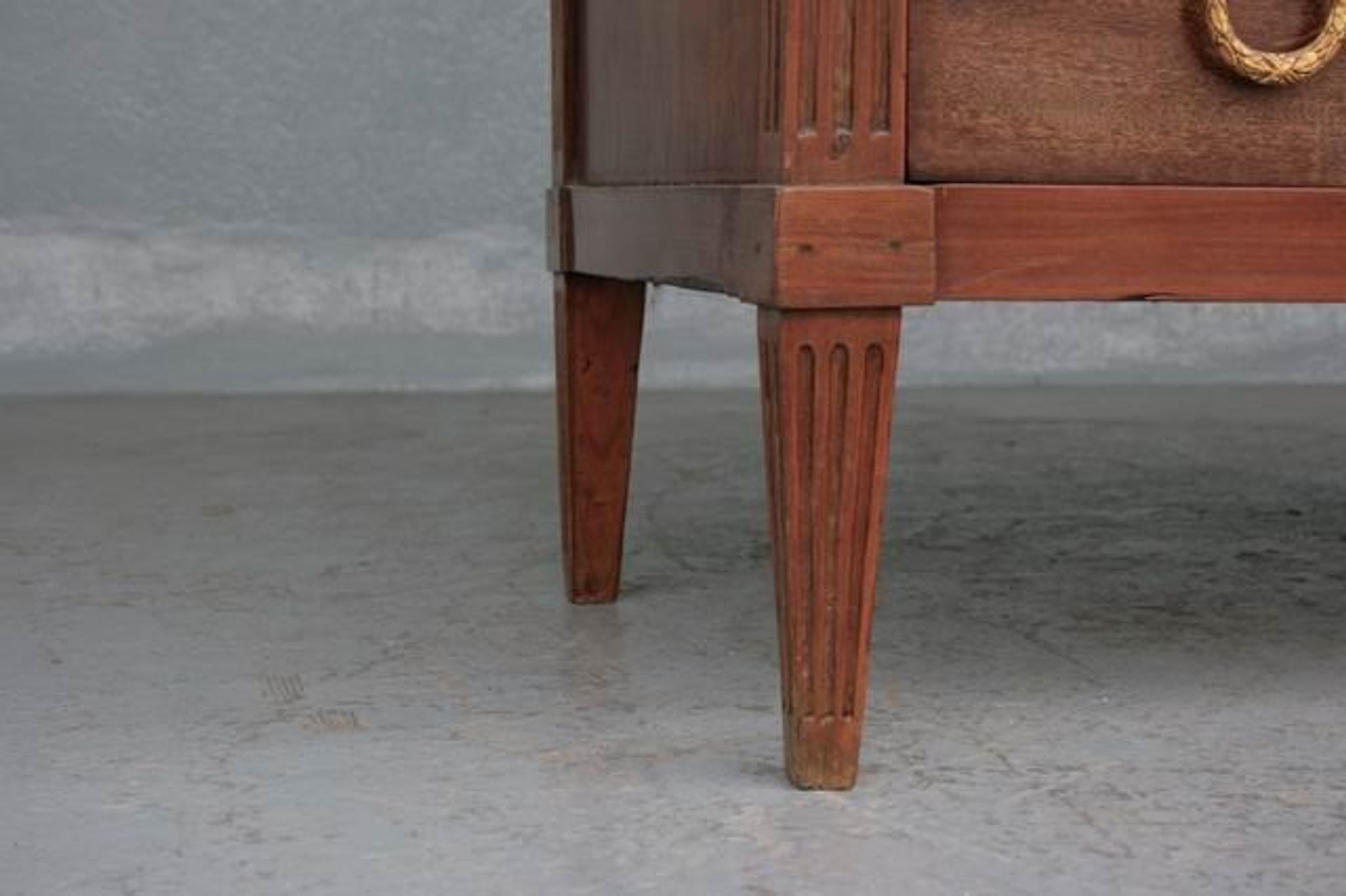 Commode de style Louis XVI en acajou