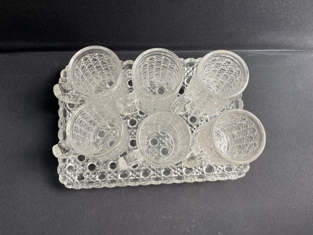 Tray and 6 mugs in blown and molded glass