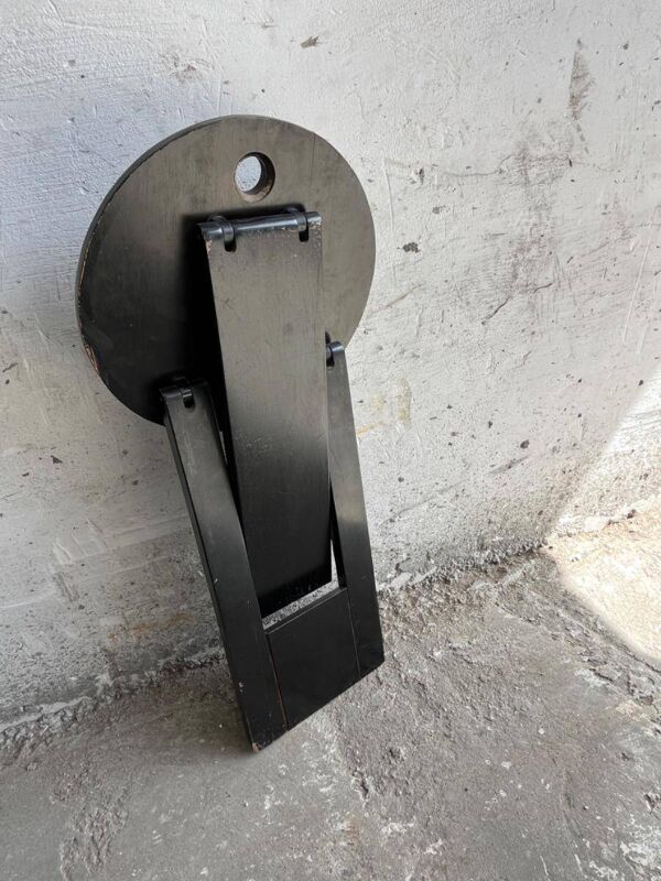 Chaise pliante Suzy d'Adrian Reed — Chaise pliante minimaliste en bois brun, style milieu du siècle, piètement compact en X