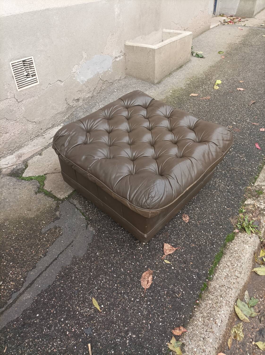 Pair of Chesterfield armchairs with footrest