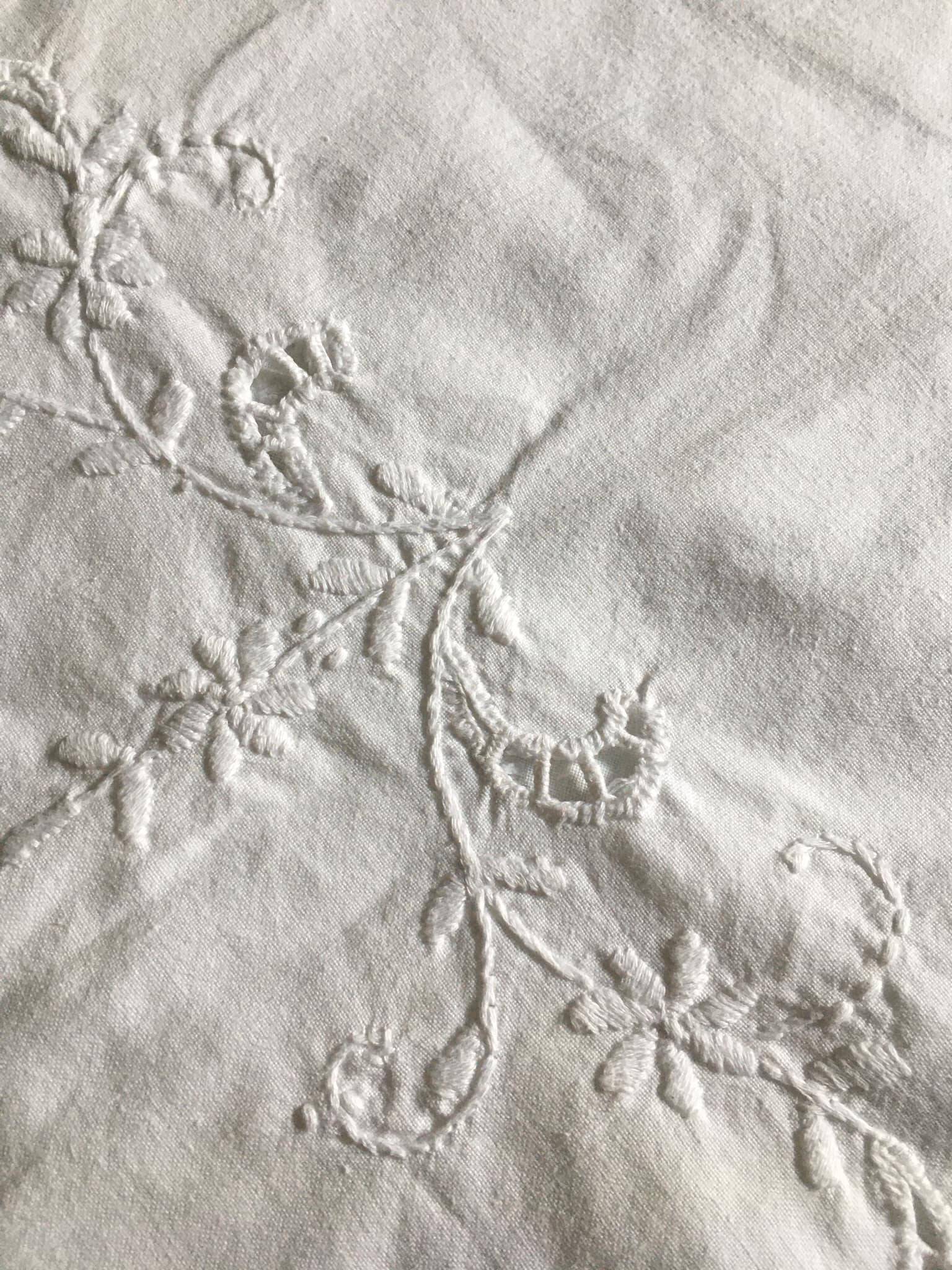 Nappe ronde blanche brodée en coton