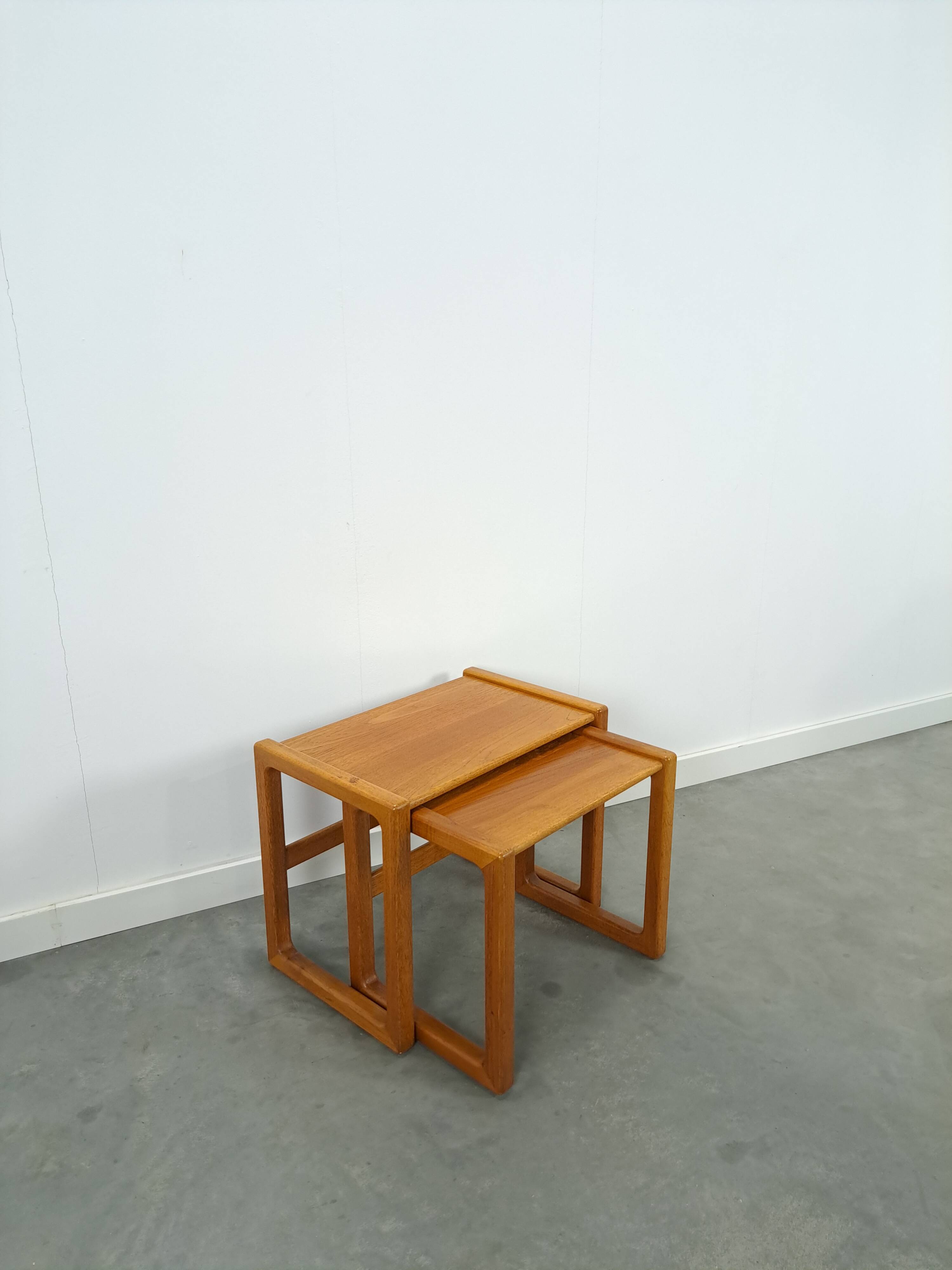 Teak vintage bijzettafel set