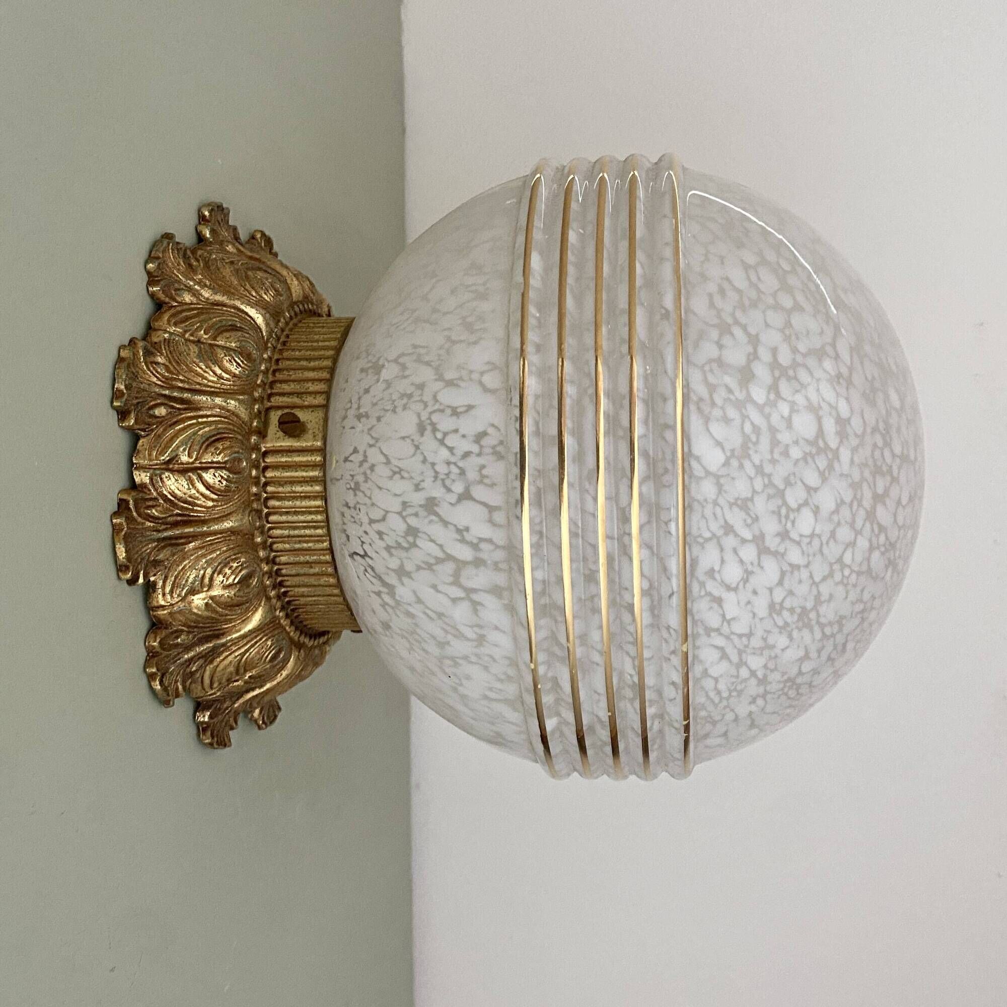 Applique ou plafonnier vintage, globe art déco en verre de clichy blanc et or