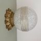 Applique ou plafonnier vintage, globe art déco en verre de clichy blanc et or