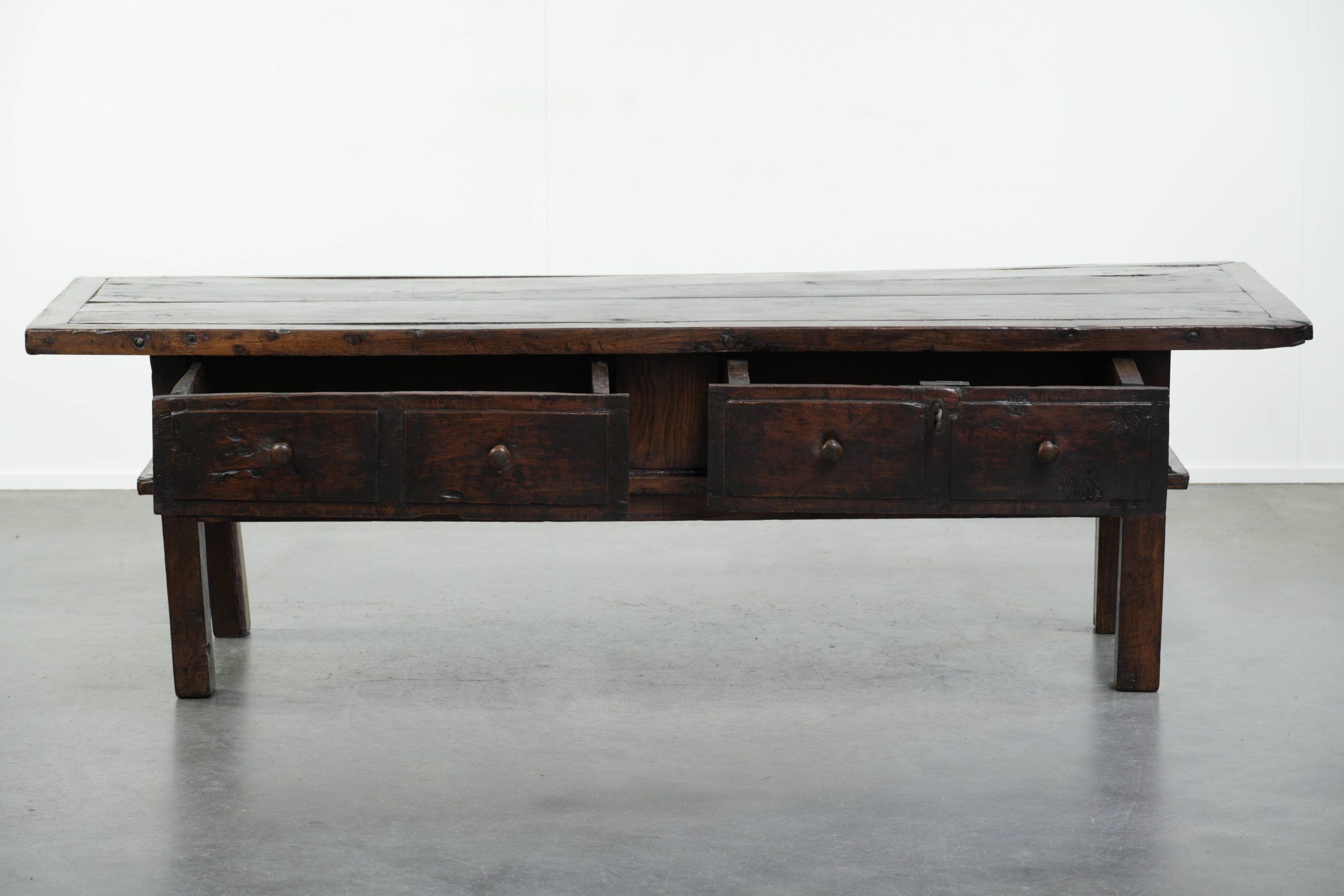 Table basse en bois de châtaignier du XVIIIe siècle d'Europe du Sud