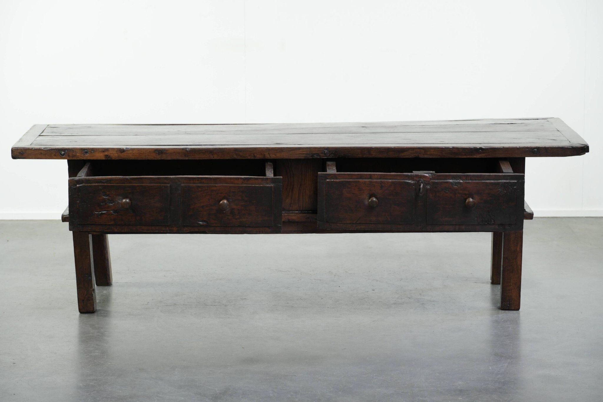Table basse en bois de châtaignier du XVIIIe siècle d'Europe du Sud