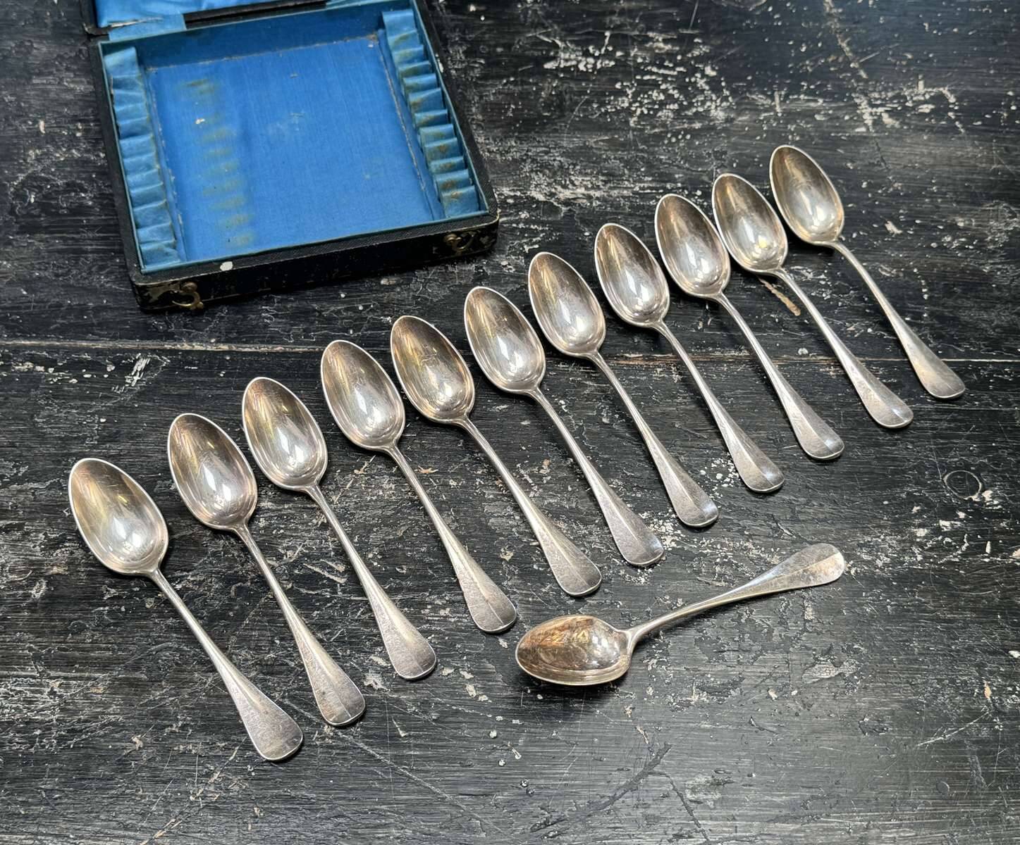 Box of 12 silver-plated dessert spoons in the Old Paris style.