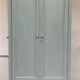 Armoire en bois peint