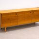 Buffet de style scandinave moderne du milieu du siècle en placage de bois chaud, années 1960-1970