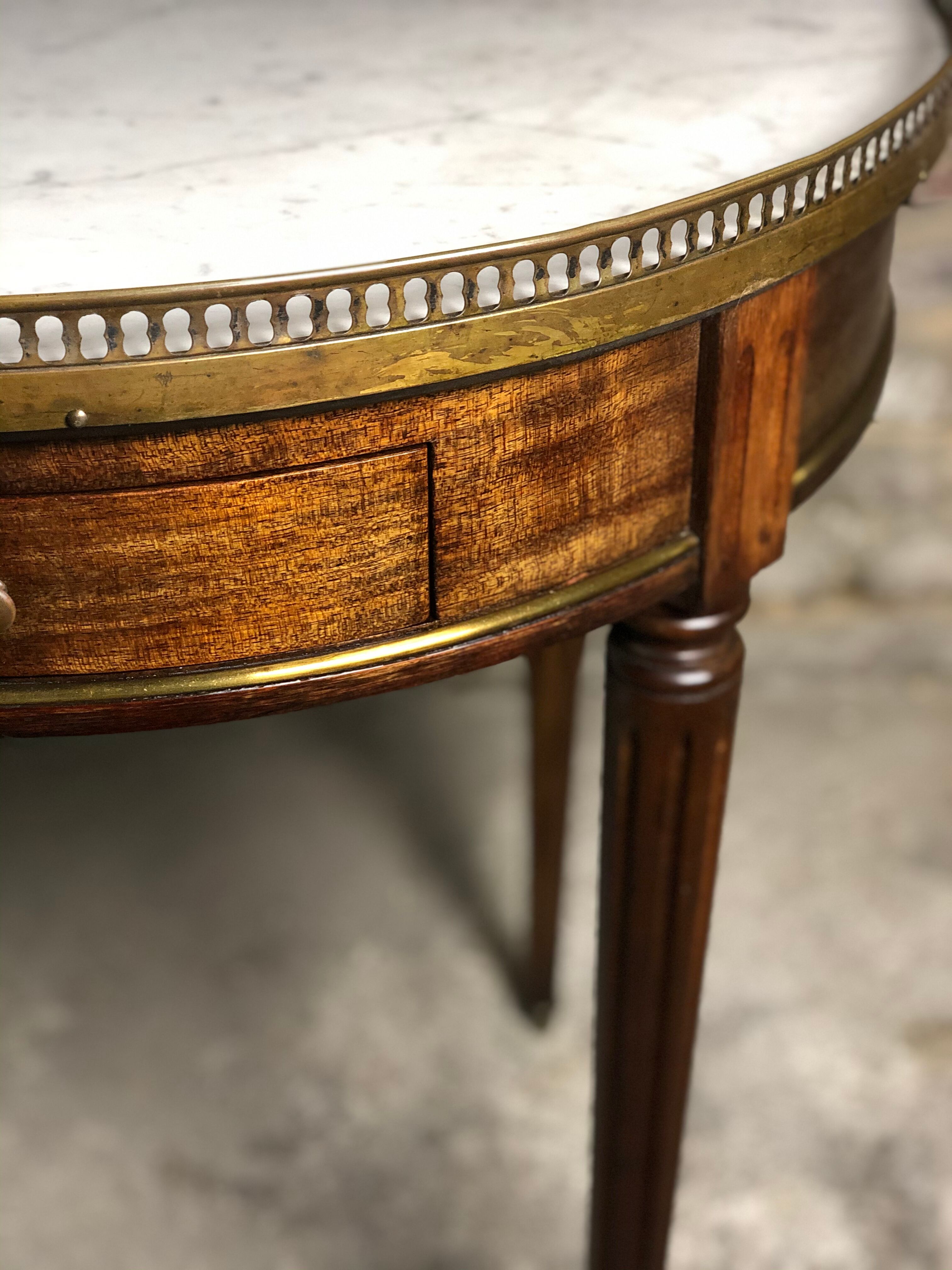 Table bouillotte de style Louis XVI en acajou et dessus marbre 1940