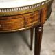 Table bouillotte de style Louis XVI en acajou et dessus marbre 1940
