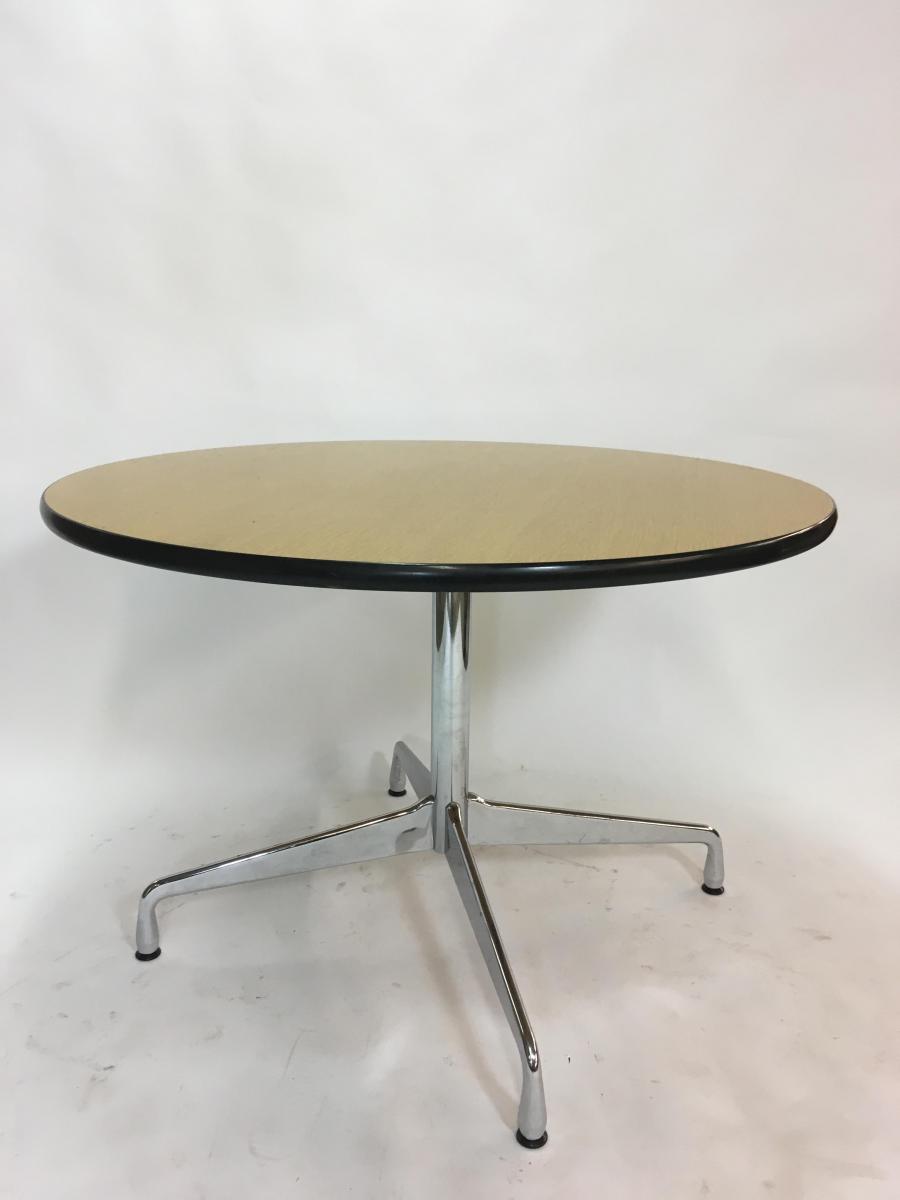 Dining table circular vintage by Charles & Ray Eames for Vitra