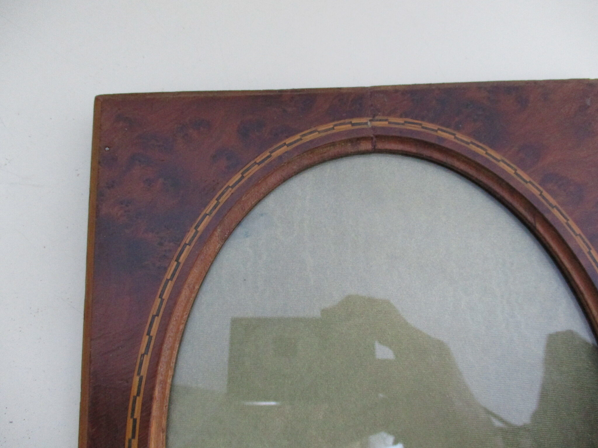 Encadrement en loupe et marqueterie