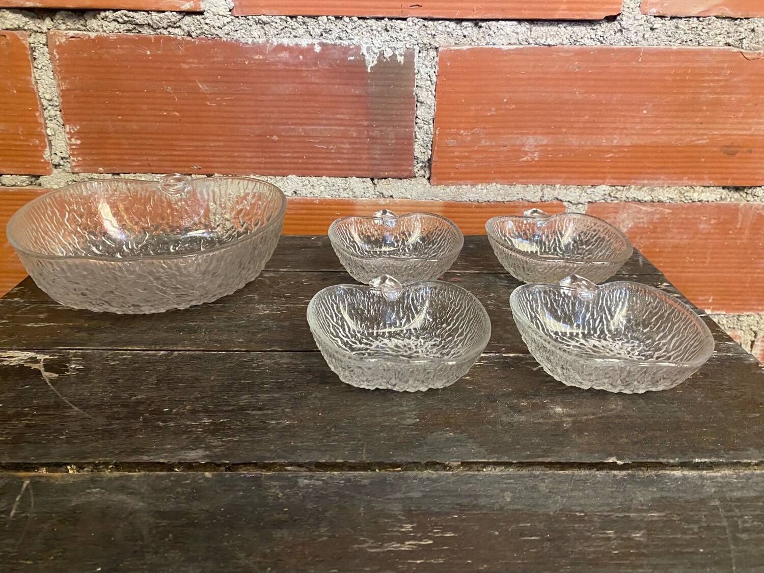 Salad bowl + 4 vintage moulded glass bowls in apple shape #D457