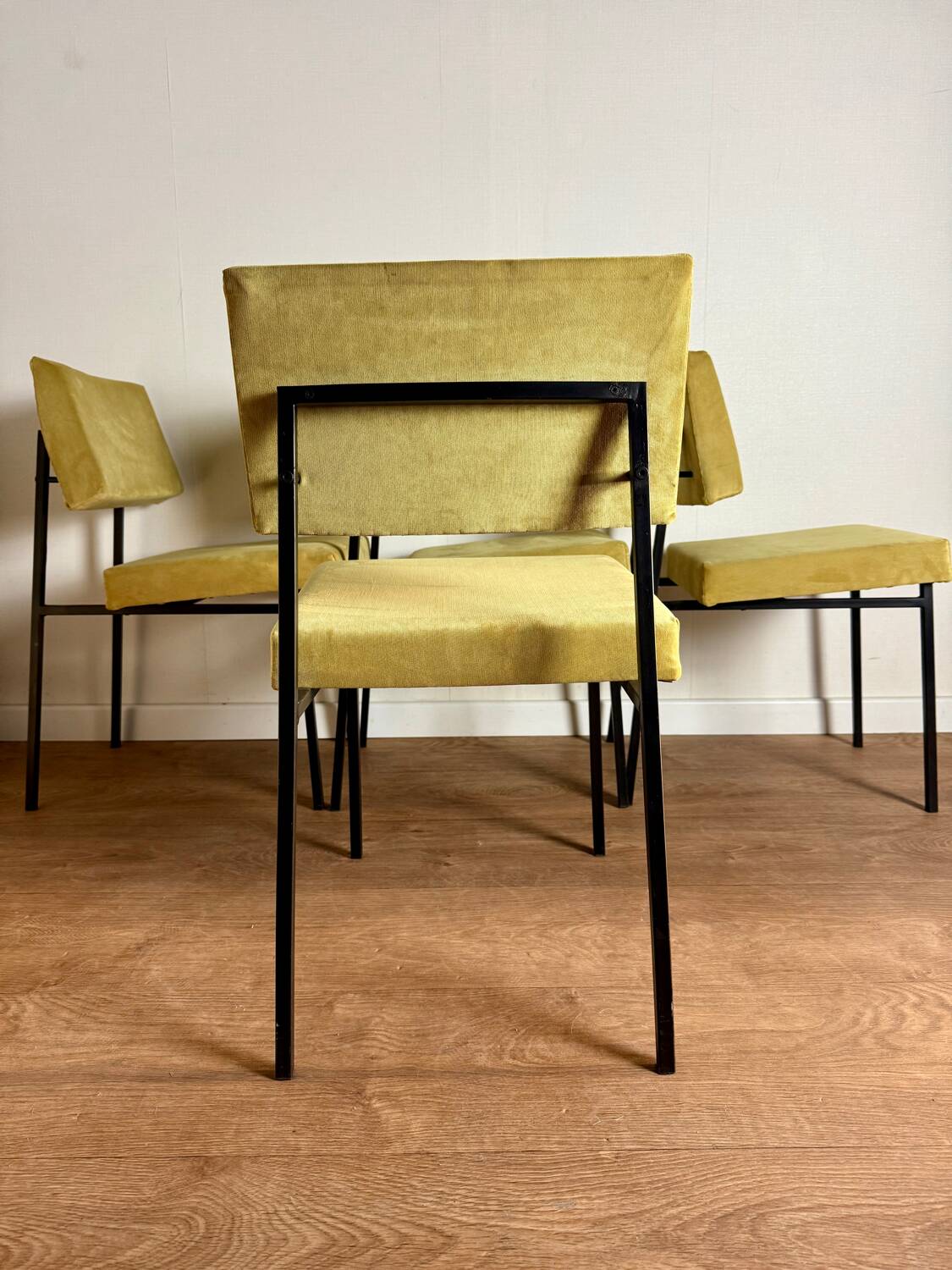 4 chairs awarded to Gérard Guermonprez