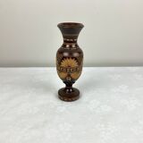 Vase en bois sculpté
