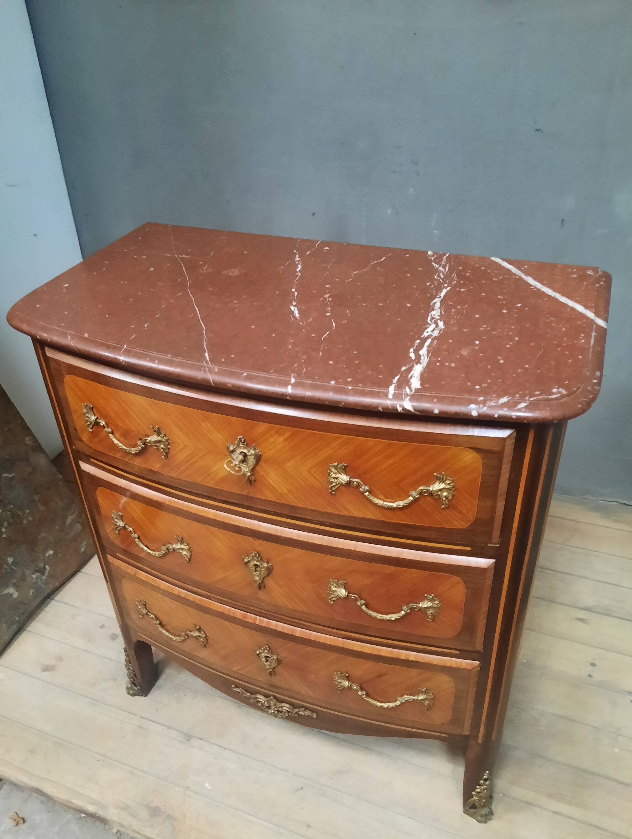 Commode en marquetterie style Louis XIV 9